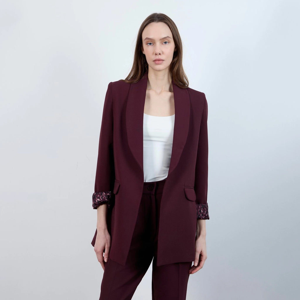 جاكيت نسائي بياقة ممددة