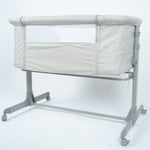 سرير أطفال بجانب سرير الام