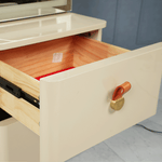 خزانة مع علاقات وأرفف وأدراج