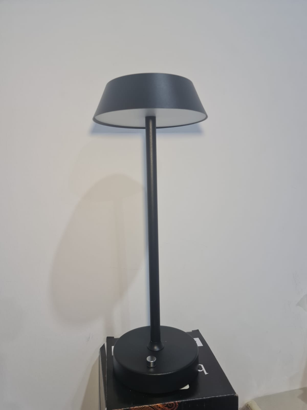 مصباح طاولة معدني قابل للشحن