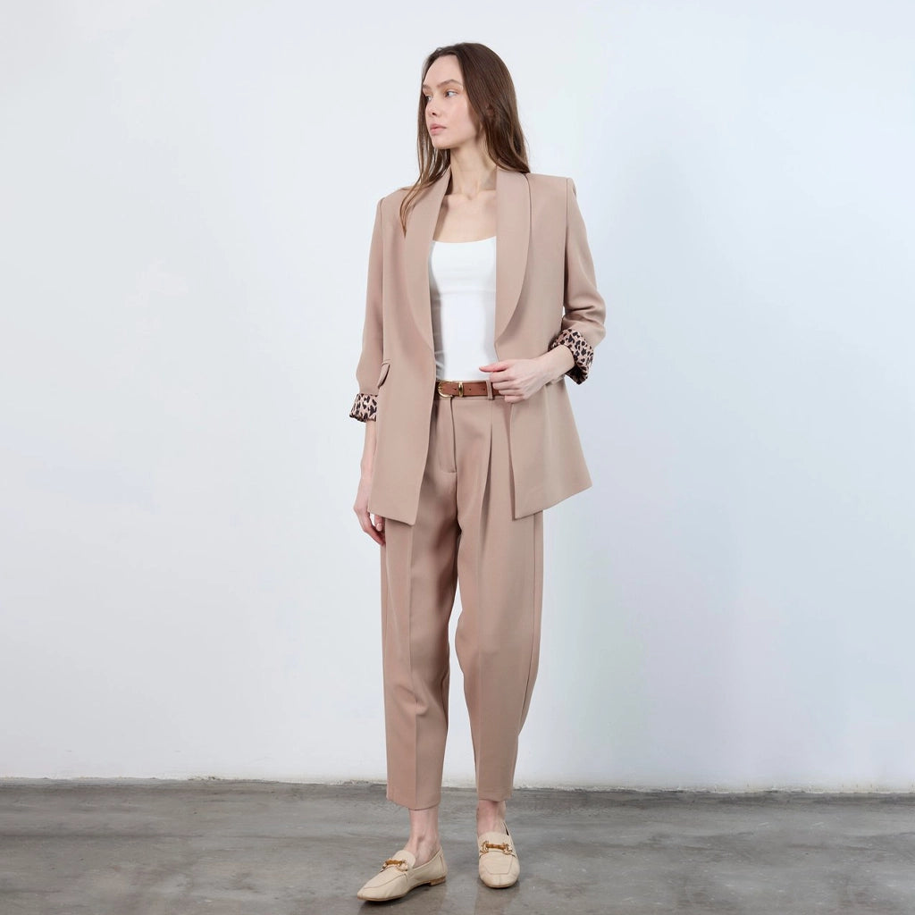 جاكيت نسائي بياقة ممددة