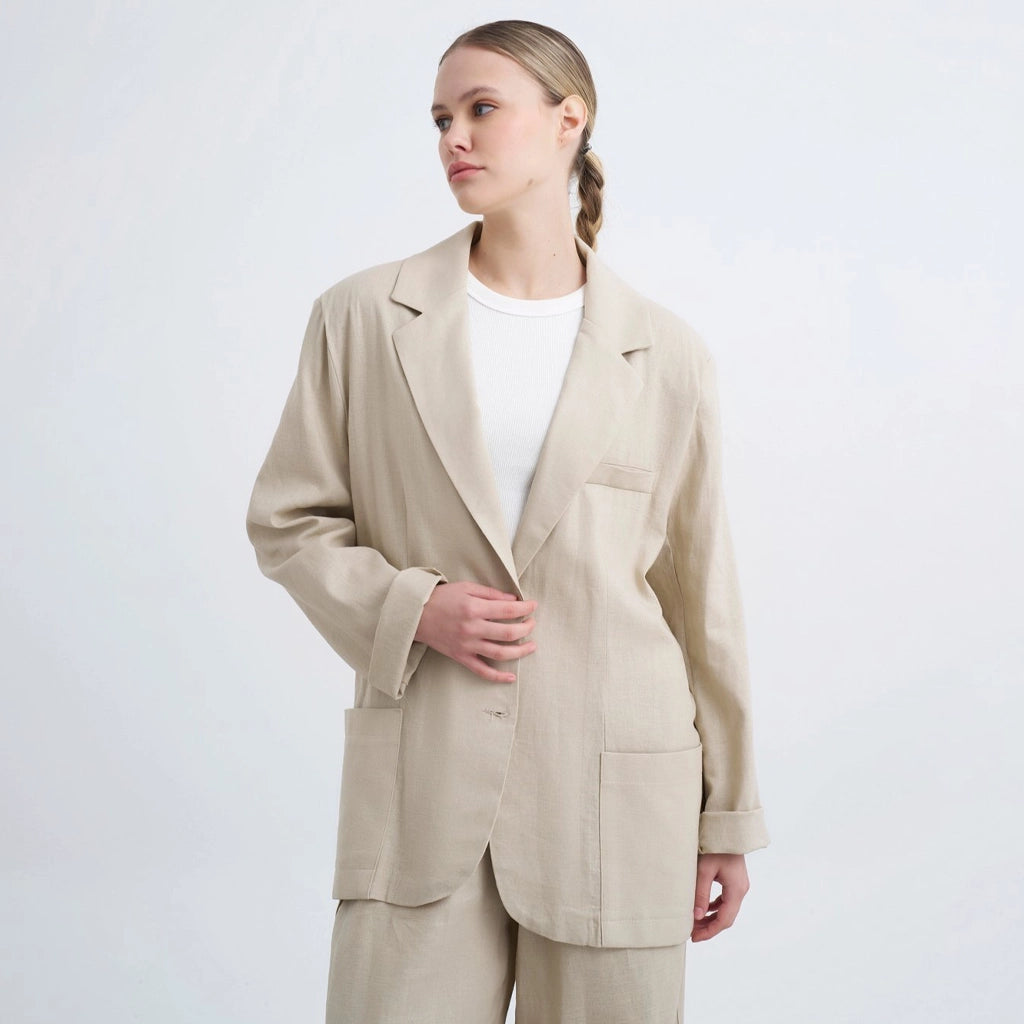 جاكيت نسائي بجيبان كبار