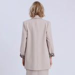 جاكيت نسائي بياقة ممددة