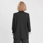 جاكيت نسائي بياقة بشكل هندسي