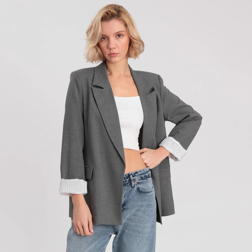 جاكيت نسائي بياقة بشكل هندسي