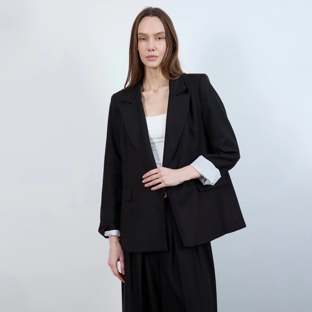 جاكيت نسائي بياقة بشكل هندسي