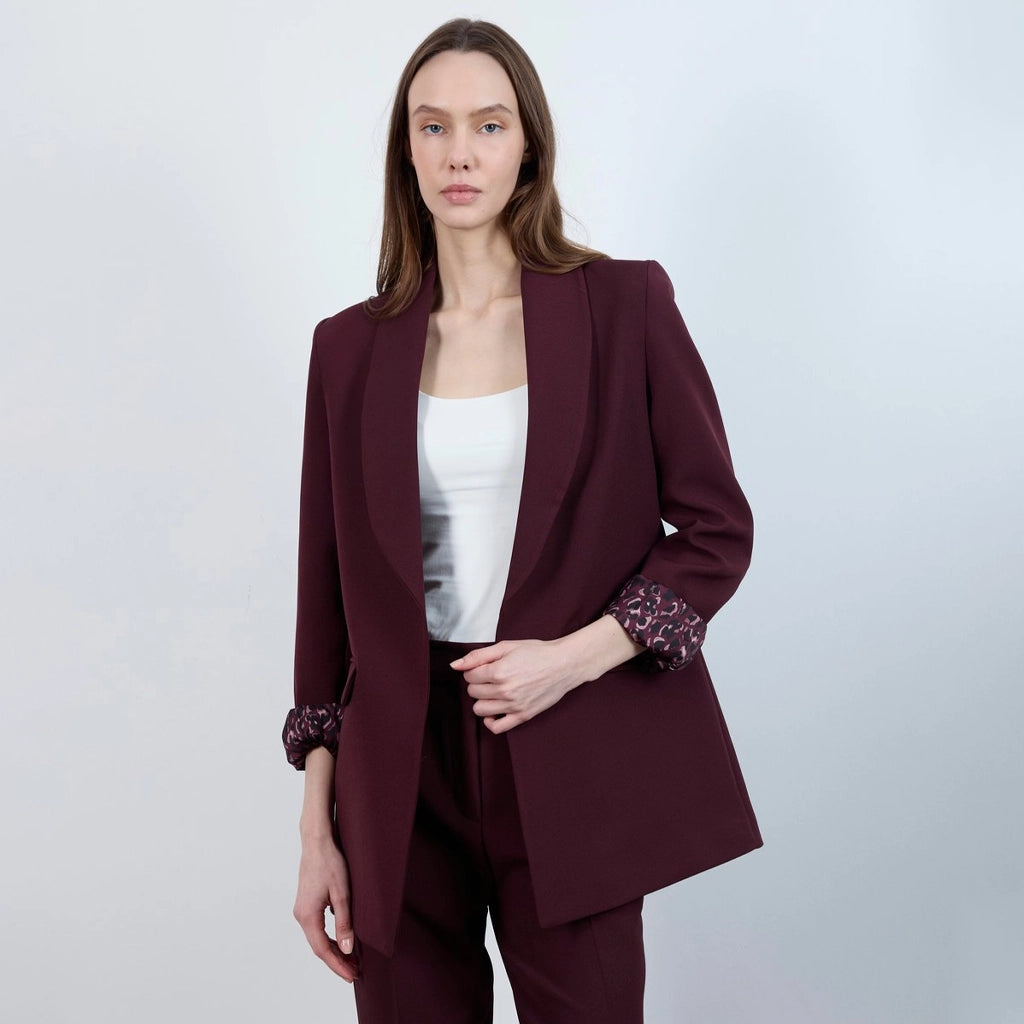 جاكيت نسائي بياقة ممددة