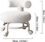 كرسي بتصميم قصير وعجلات من القطيفة