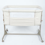 سرير أطفال بجانب سرير الام