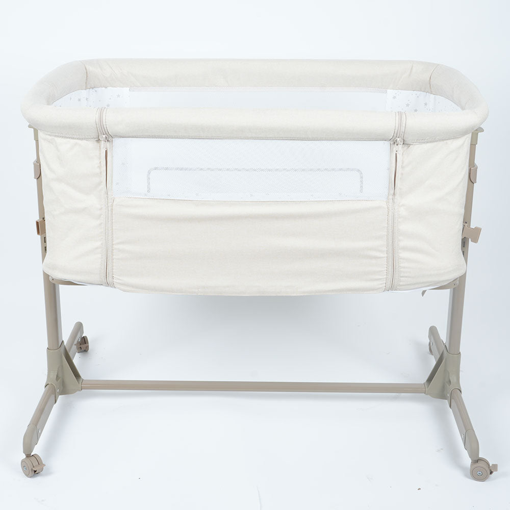 سرير أطفال بجانب سرير الام