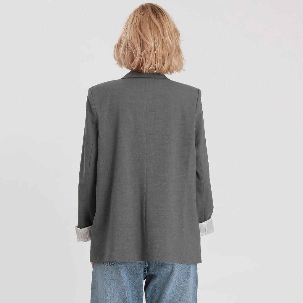 جاكيت نسائي بياقة بشكل هندسي