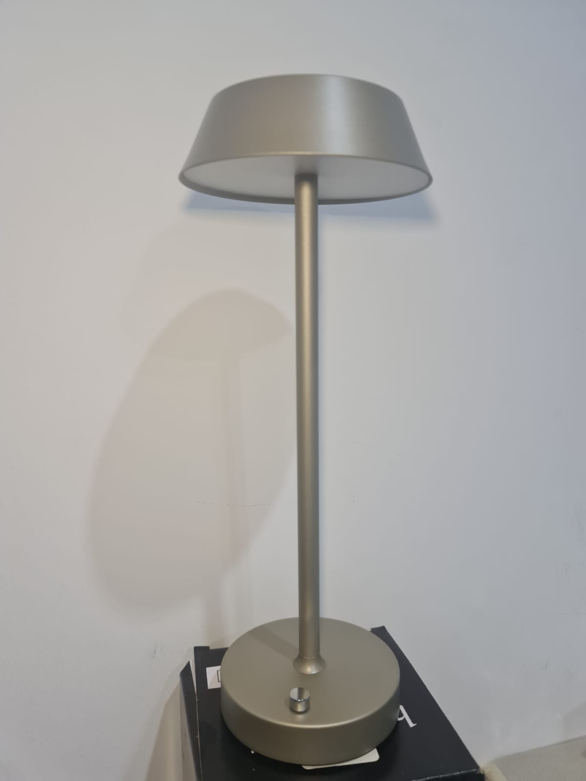 مصباح طاولة معدني قابل للشحن