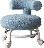 كرسي بتصميم قصير وعجلات من القطيفة