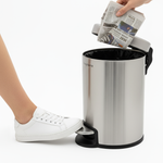 سلة مهملات معدنية مع دواسة