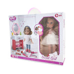 دمية أنيقة مع طاولة