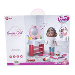 دمية أنيقة مع طاولة