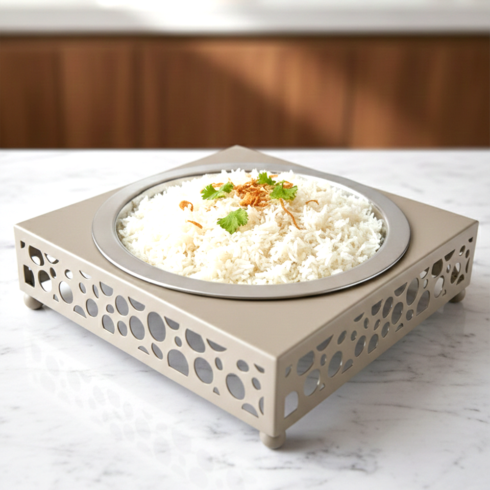 طبق تقديم أرز بقاعدة معدنية