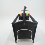 سرير أطفال مع ناموسية وطاولة تغيير