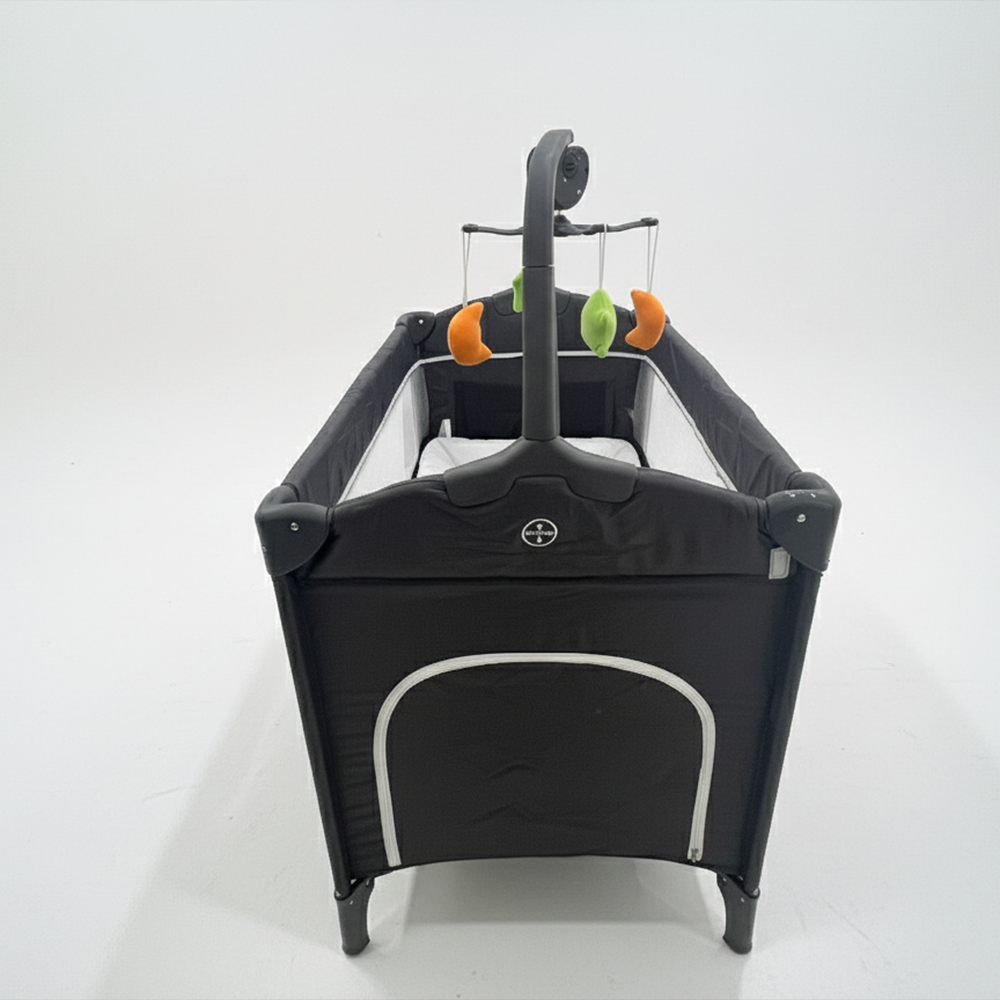 سرير أطفال مع ناموسية وطاولة تغيير