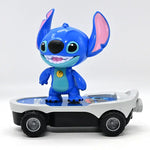 سيارة مع جهاز التحكم عن بعد