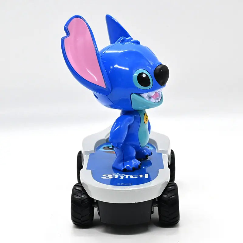 سيارة مع جهاز التحكم عن بعد