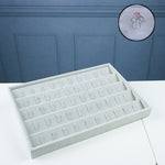 صينية عرض مجوهرات مخملية رمادية مكونة من 50 شبكة