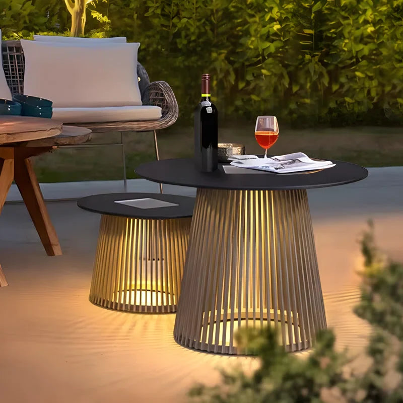 طاولة معدنية بإضاءة طاقة شمسية