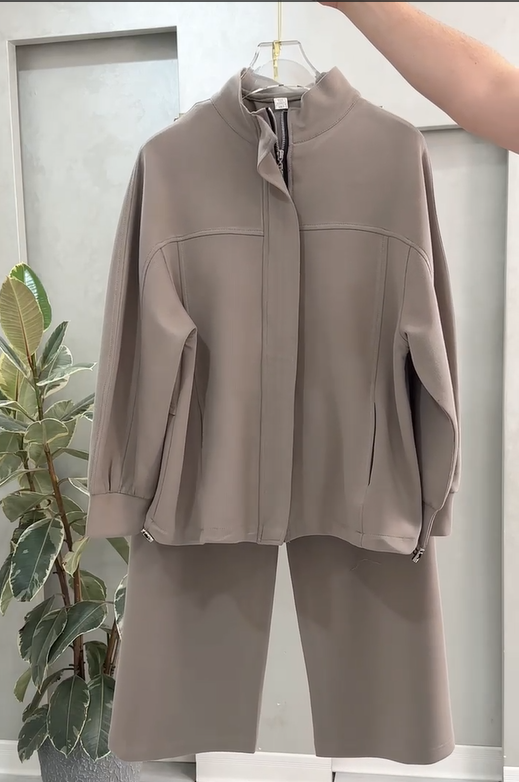 بدلة نسائي بازرار مخفية