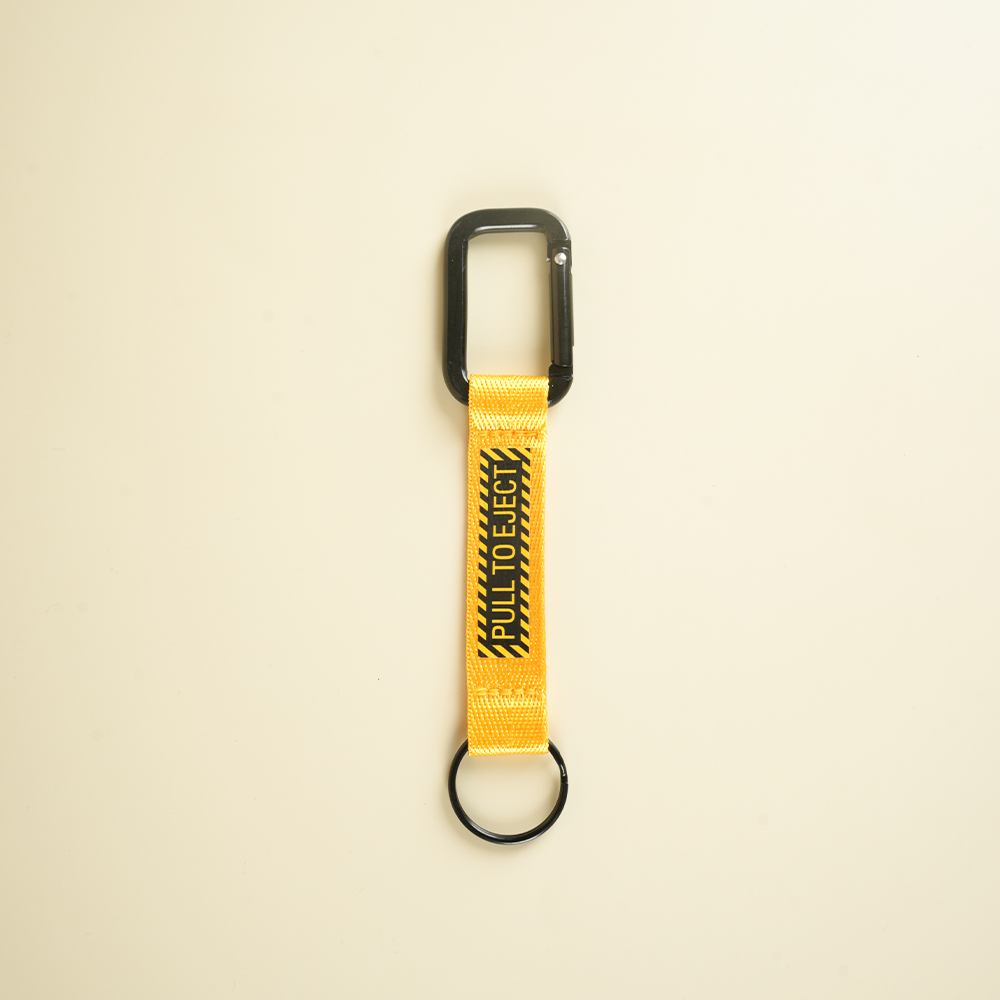 ميدالية مفاتيح "PULL TO EJECT" – إكسسوار جريء مستوحى من عالم الطيران