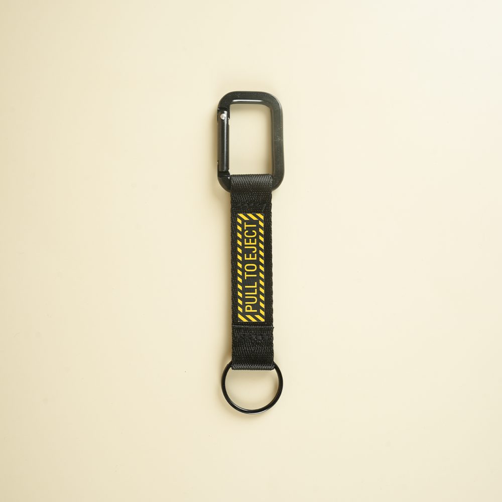 ميدالية مفاتيح "PULL TO EJECT" – ستايل جريء مستوحى من عالم الطيران