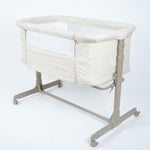 سرير أطفال بجانب سرير الام