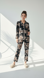 بيجامة نسائي مملوئة بنقوش