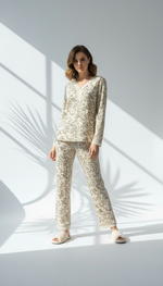 بيجامة نسائي بازهار ناعمة