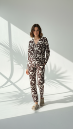 بيجامة نسائي بزهور متباينة