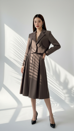 بدلة نسائي بجاكيت قصير