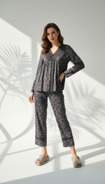 بيجامة بطبعة ورود ودانتيل