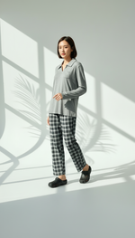 طقم متباين بقميص رمادي وبنطال كاروهات