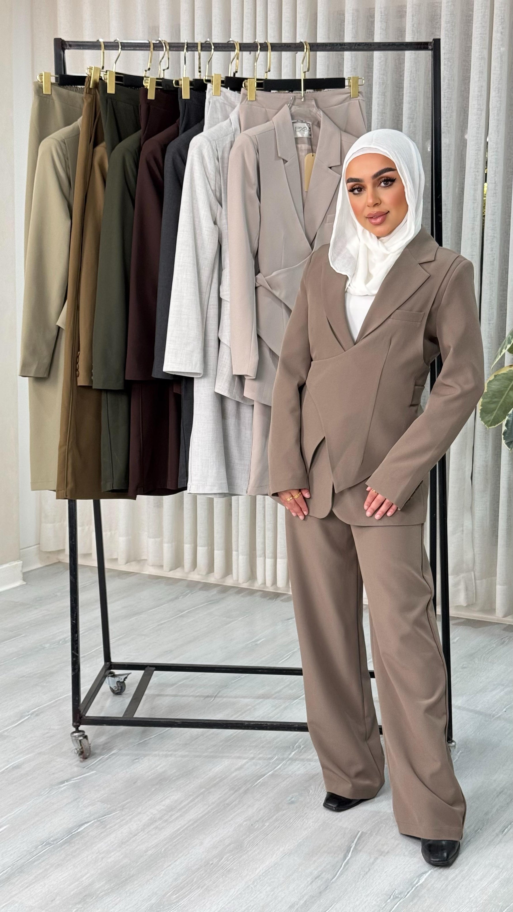 بدلة نسائى بقصة انثوية