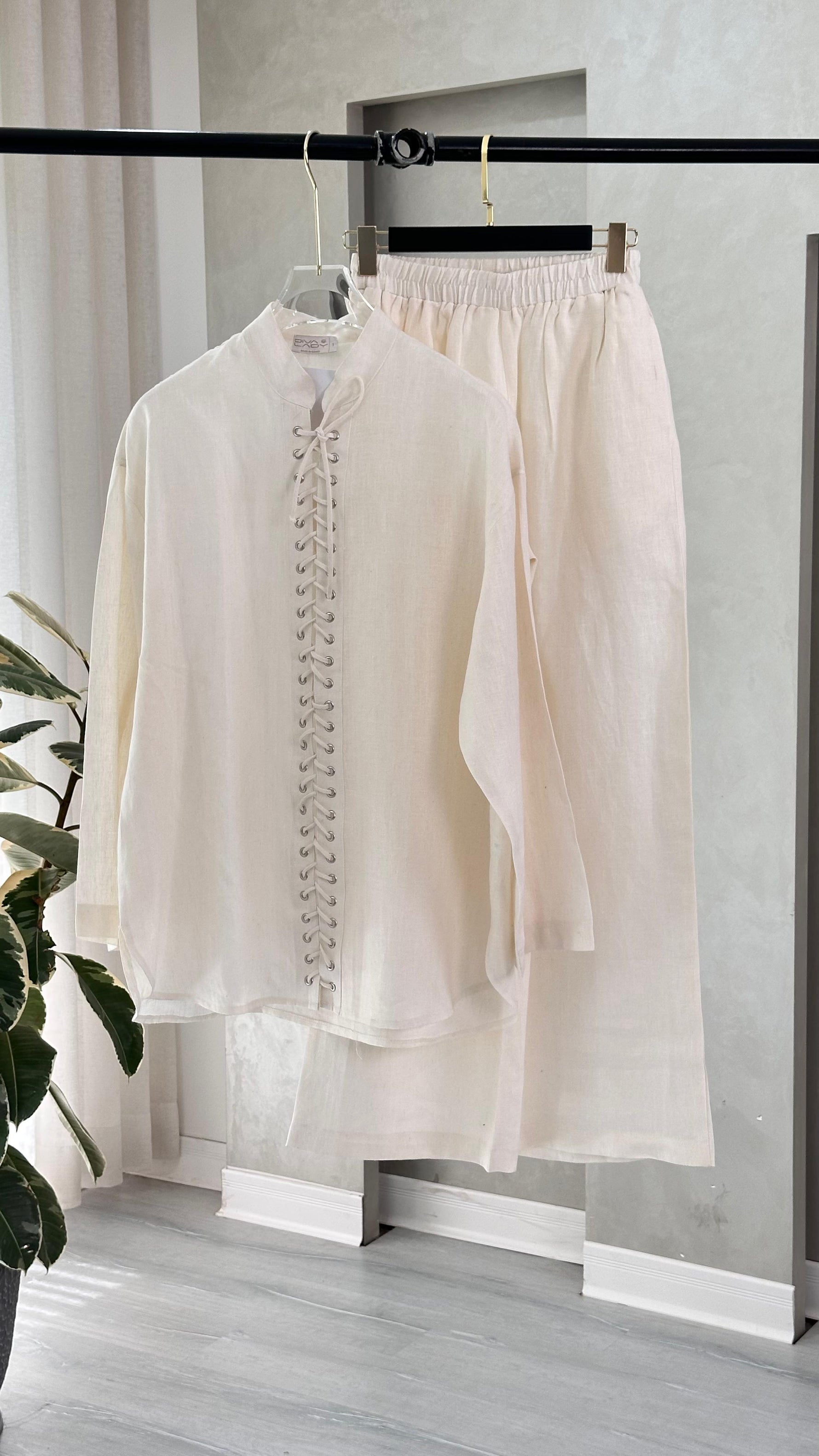 بدلة نسائي برباط امامي