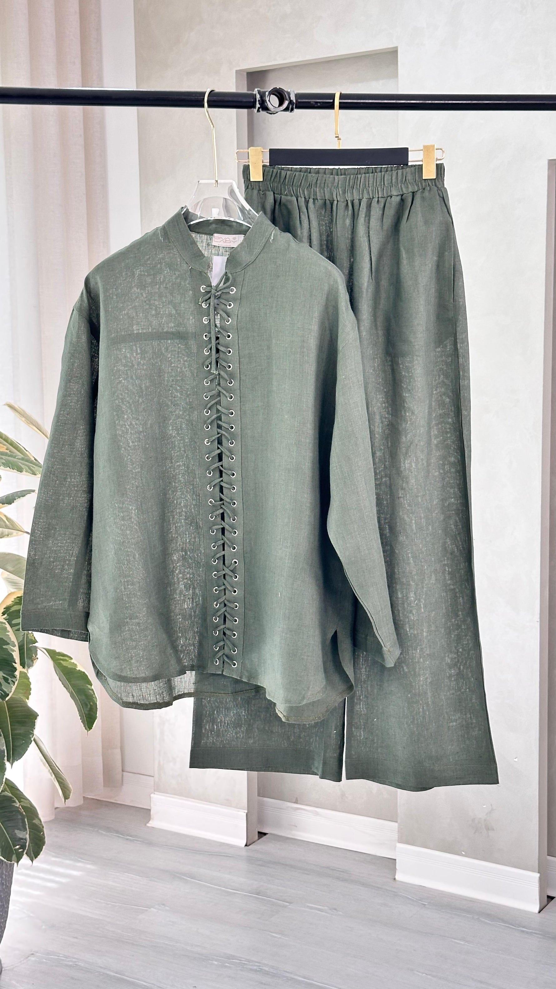 بدلة نسائي برباط امامي