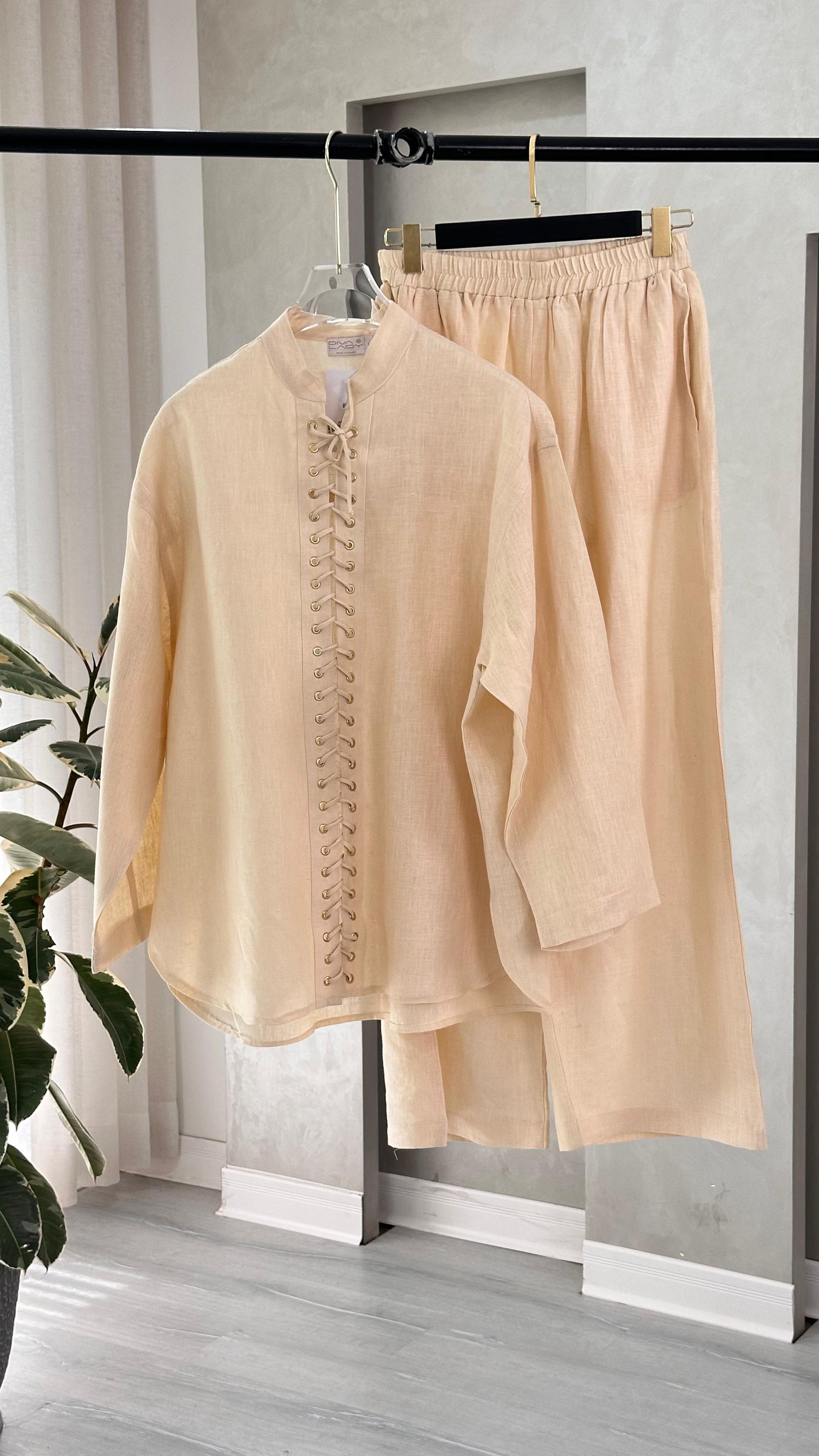 بدلة نسائي برباط امامي