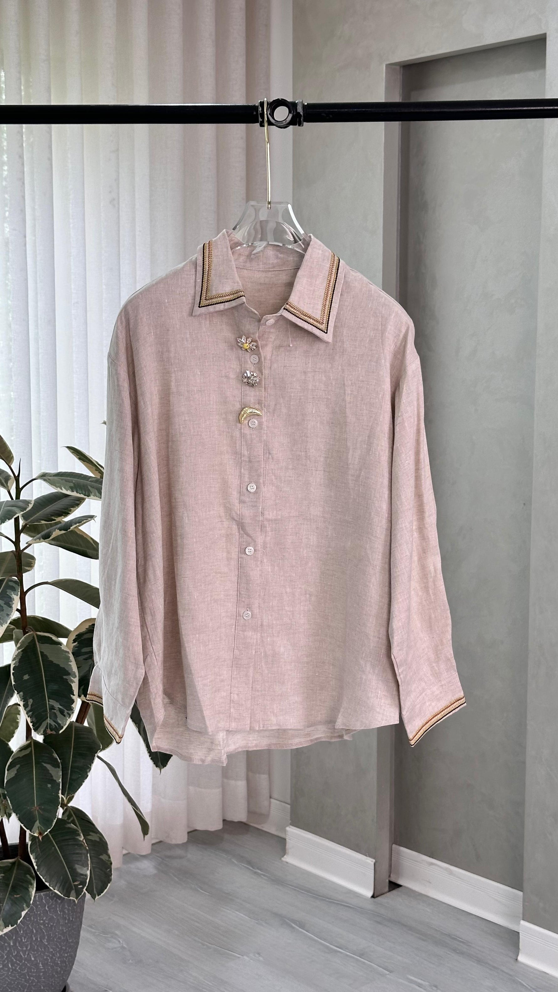 قميص لينن بياقة مطرزة