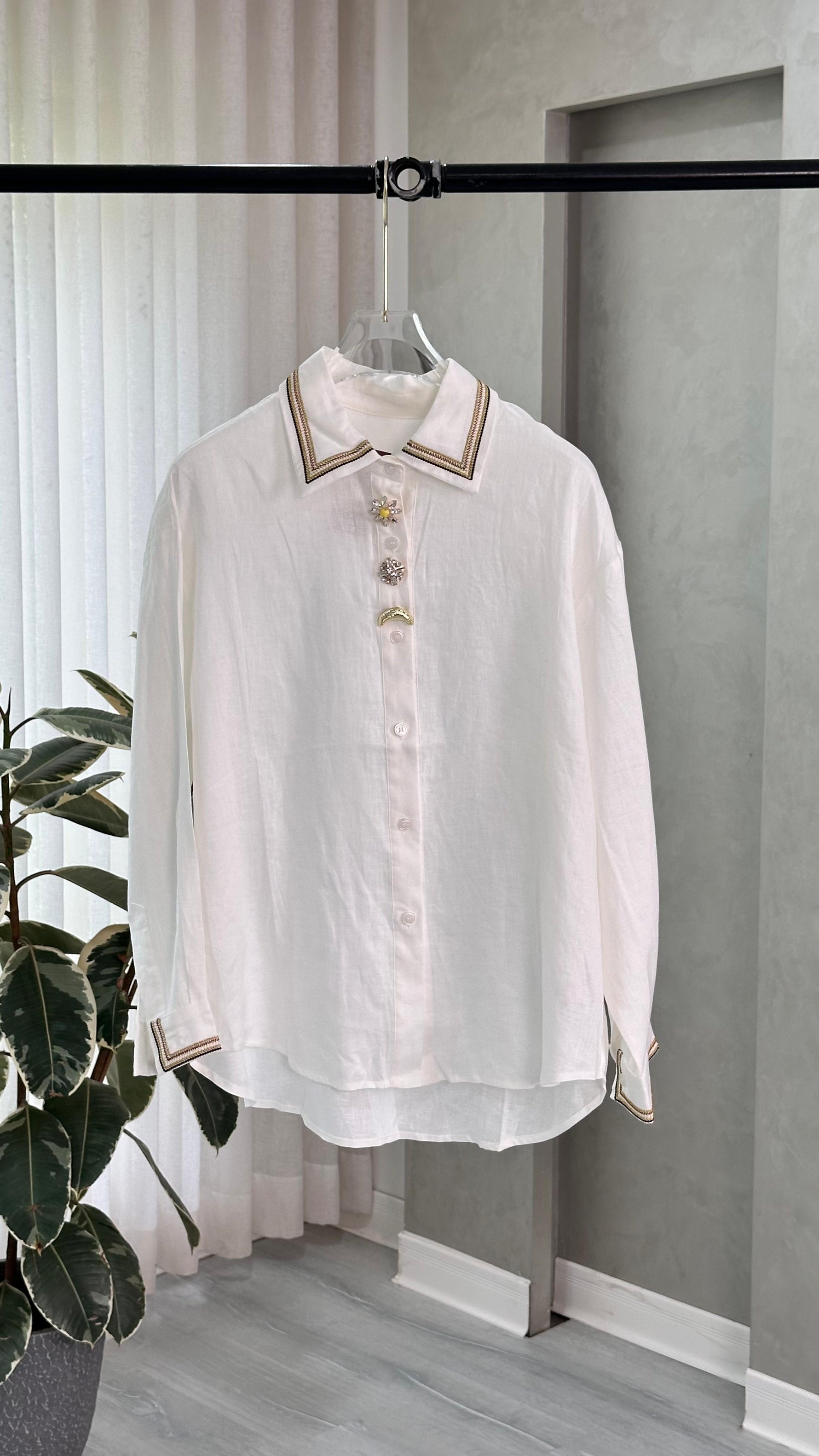 قميص لينن بياقة مطرزة
