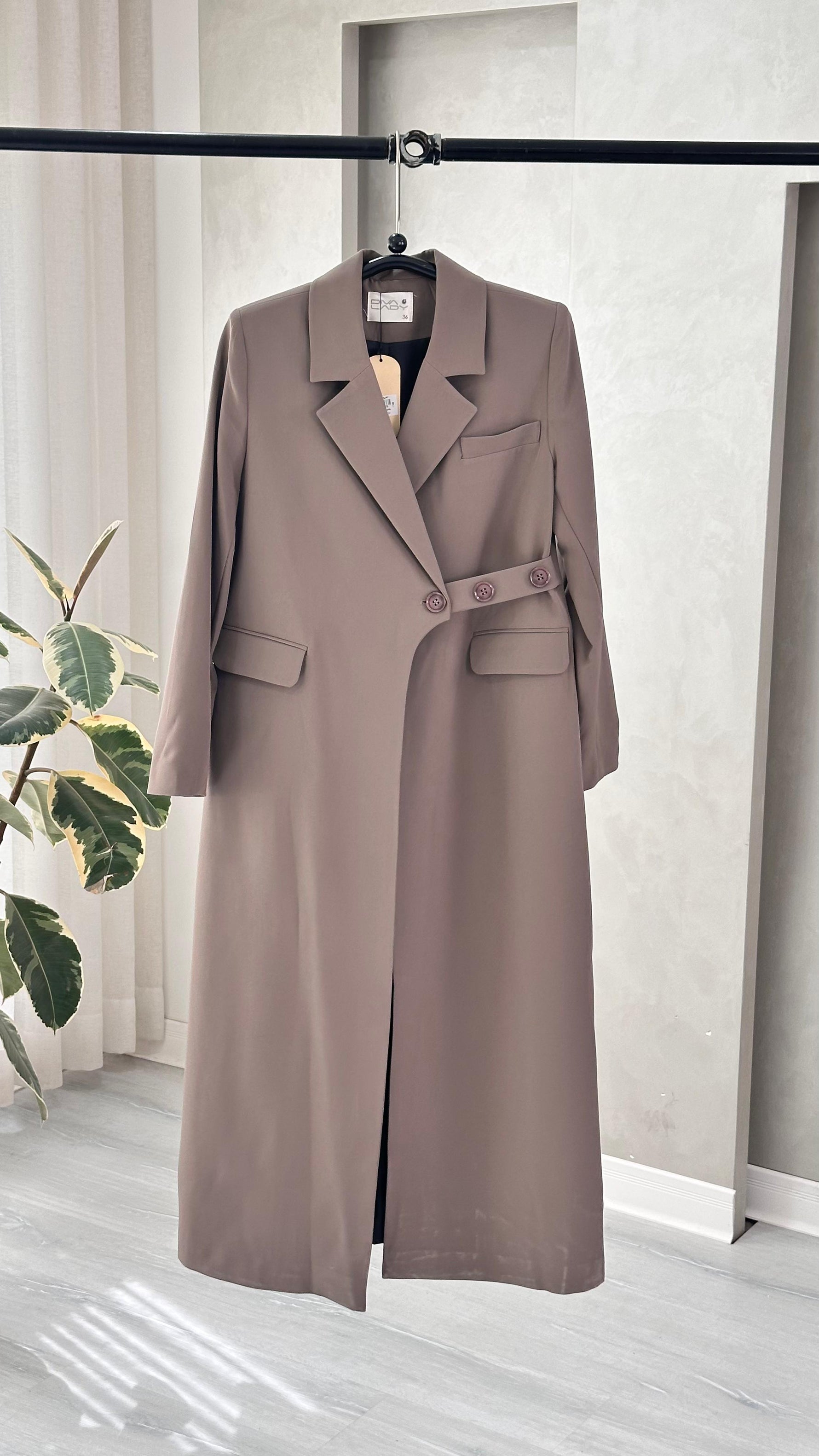 جاكيت حزام ع جنب ازرار