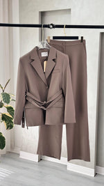 بدلة نسائي بحزام