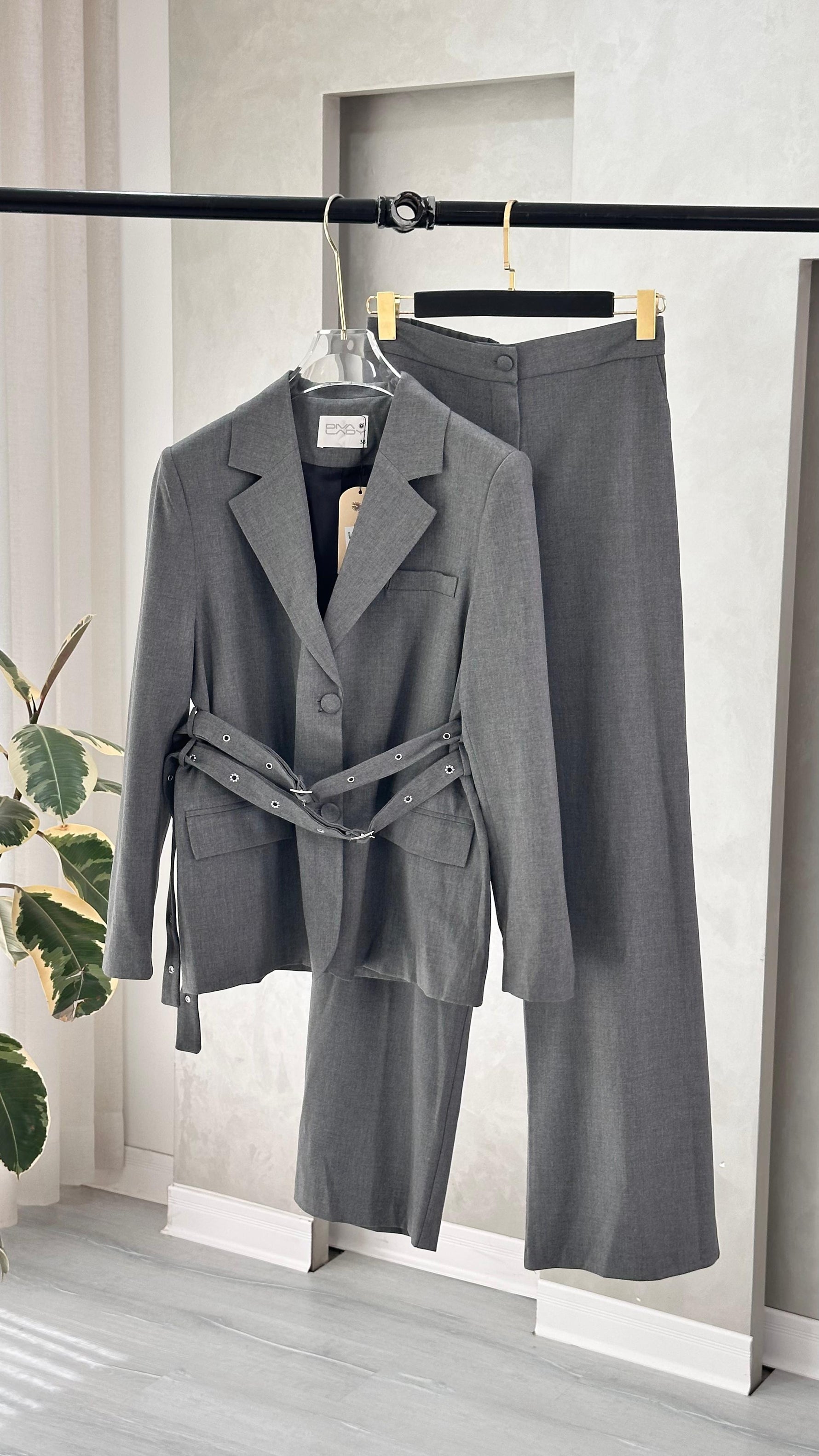 بدلة نسائي بحزام