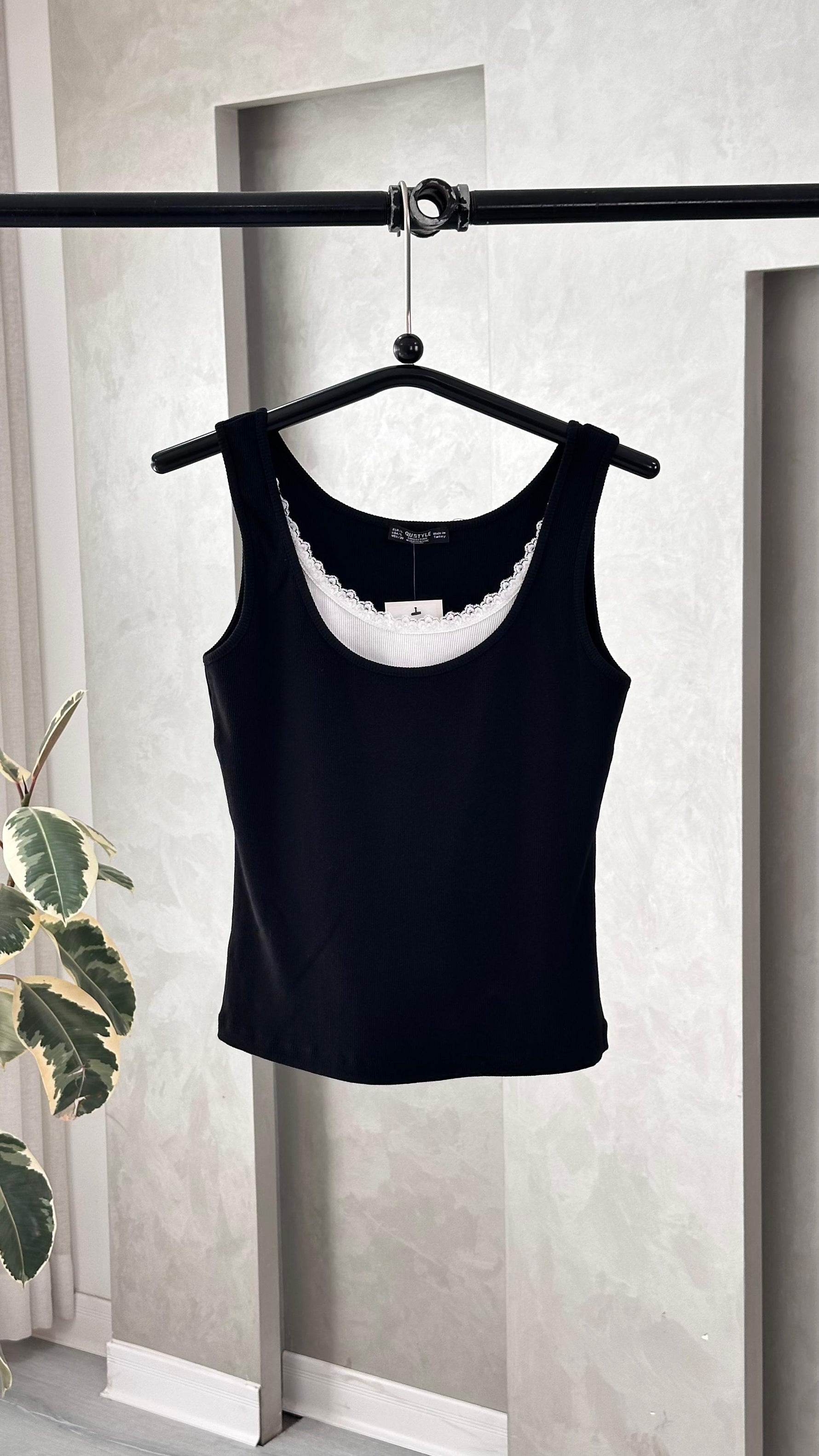 توب نسائي بتصميم من الرقبة