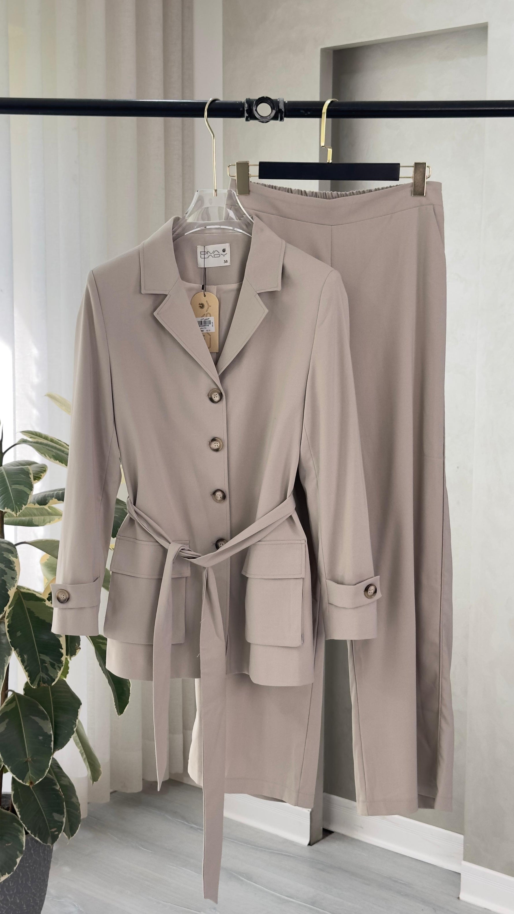 بدلة نسائي ازرار و حزام