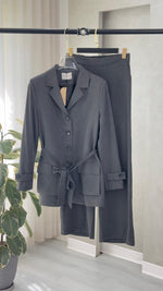 بدلة نسائي ازرار و حزام