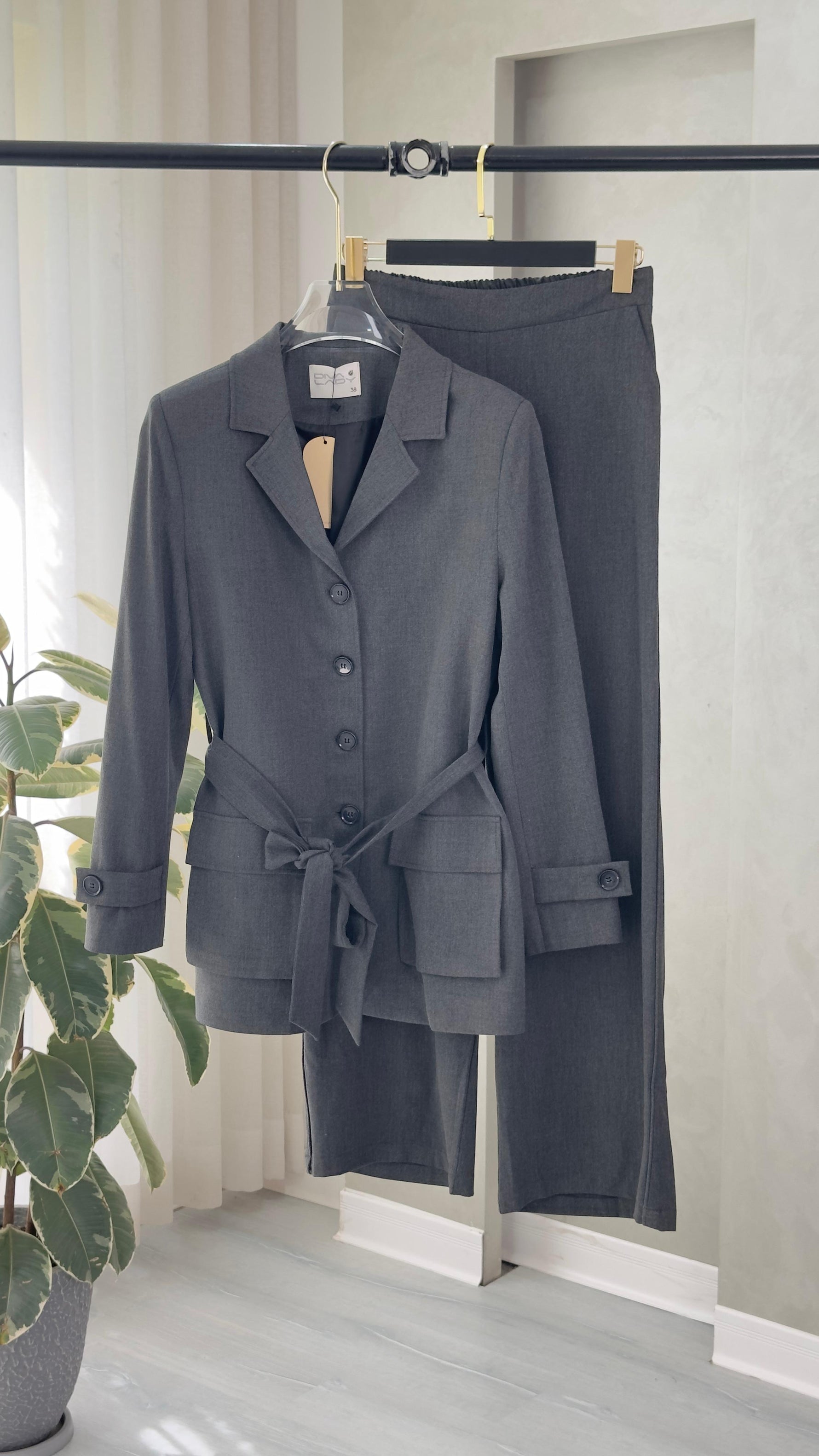 بدلة نسائي ازرار و حزام